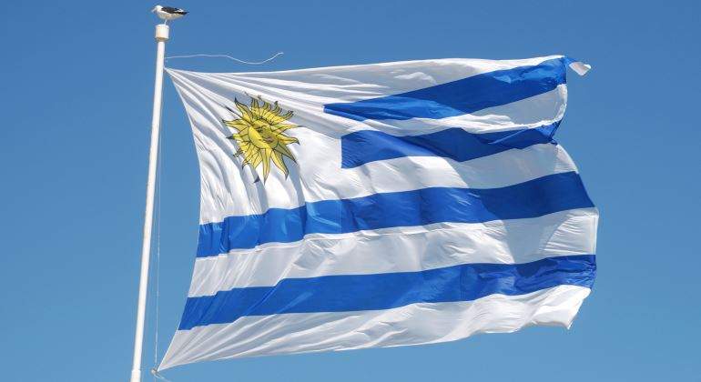 uruguay-bandera-viento-770-dreamstime.jpg
