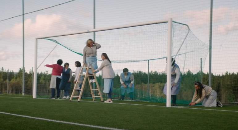 Redeiras gallegas poniendo una red artesanal en una portera