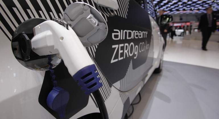 citroen-c-zero-cargando-reuters.jpg