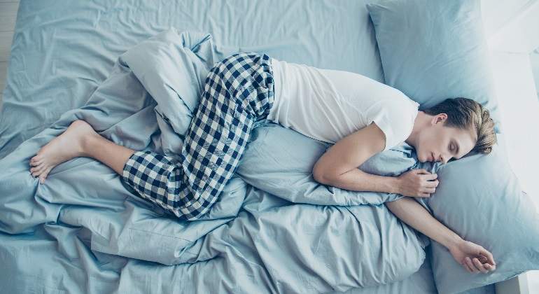 sueno-calidad-hombre-cama-770x420.jpg