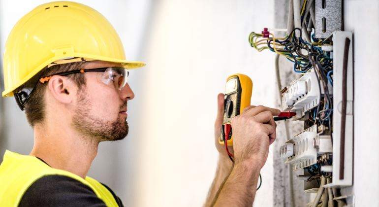 electricidad-tecnico-revision-770-istock.jpg