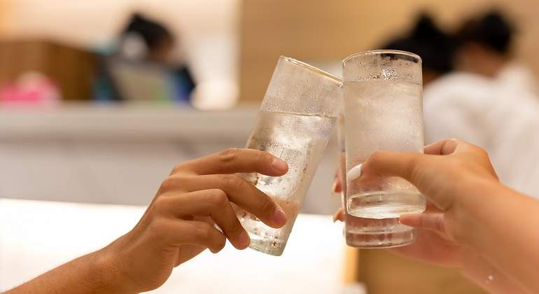 Brindis-con-agua-iStock.jpg