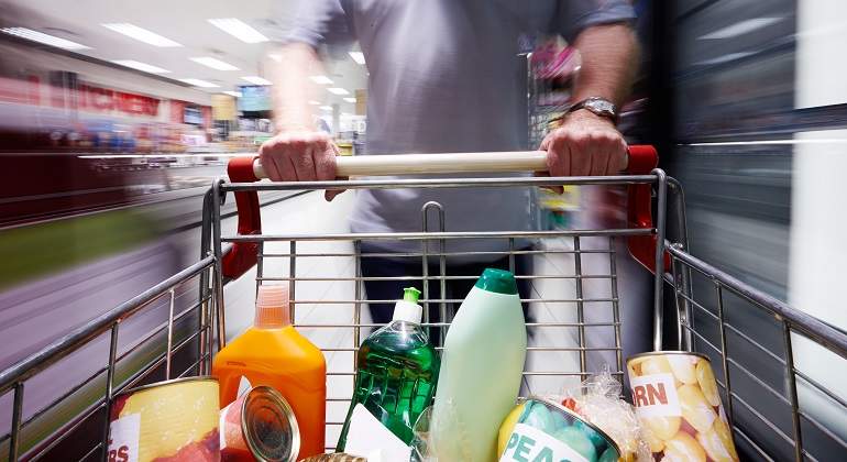 Hombre-con-carrito-de-la-compra-iStock.jpg