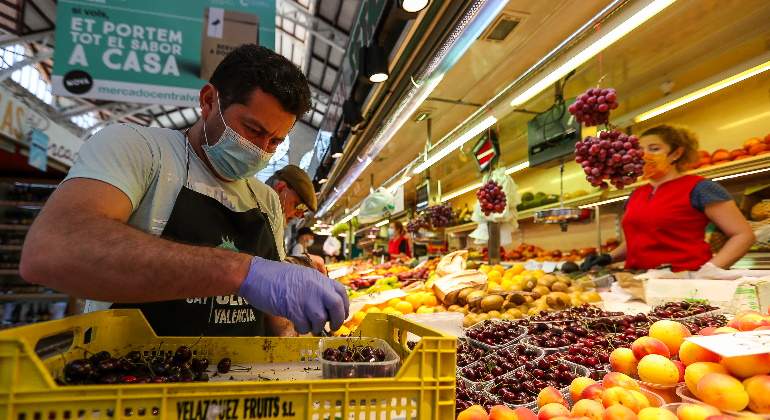 hombres-mascarilla-fruteria-mercado-central-valencia-precios-ipc-cesta-compra-europa-press-770x420.jpg