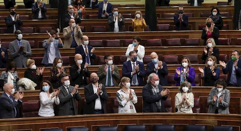 aplauso-psoe-congreso-eutanasia-efe.jpg