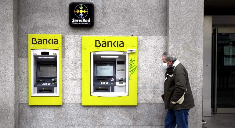 bankia-cajero-abuelo-mascarilla-ep.jpg