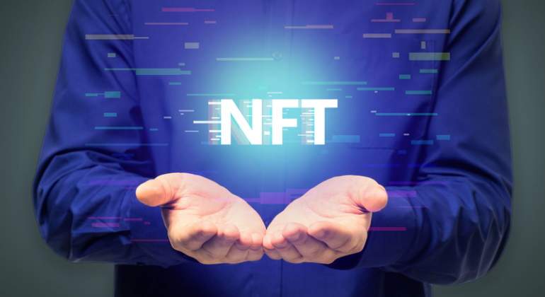 nft-tokens-no-fungibles-inversor-manos-dreamstime-770x420.jpg