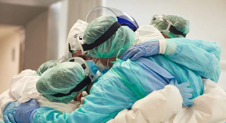 Un-grupo-de-sanitarios-abrazandose-iStock.jpg