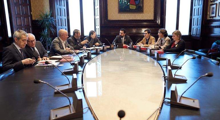 mesa-parlament-13feb18-efe.jpg