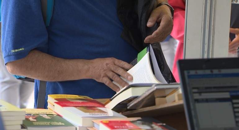 libros-mano.jpg