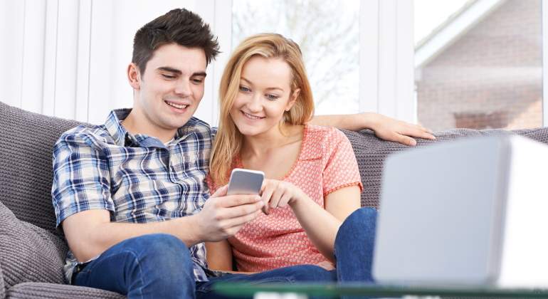 pareja-movil-dreamstime.jpg
