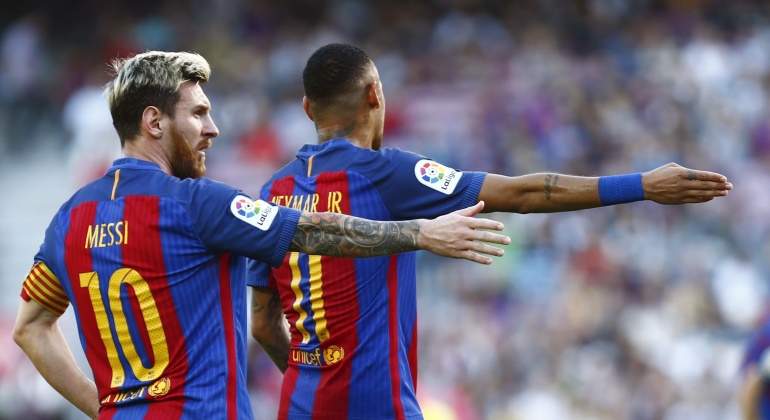Messi-Neymar-senalan-CampNou-efe-2016.jpg
