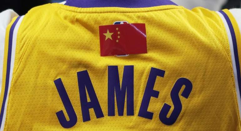 lebron-james-camiseta-bandera-china-reuters.jpg