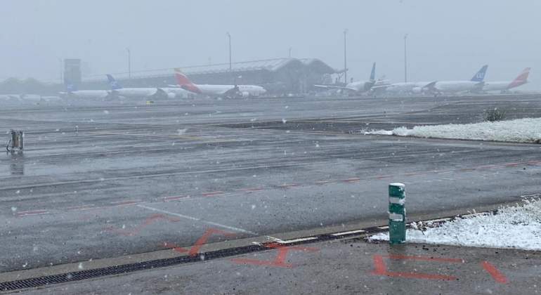 barajas-pista-cerrada-filomena-nieve-ep.jpg
