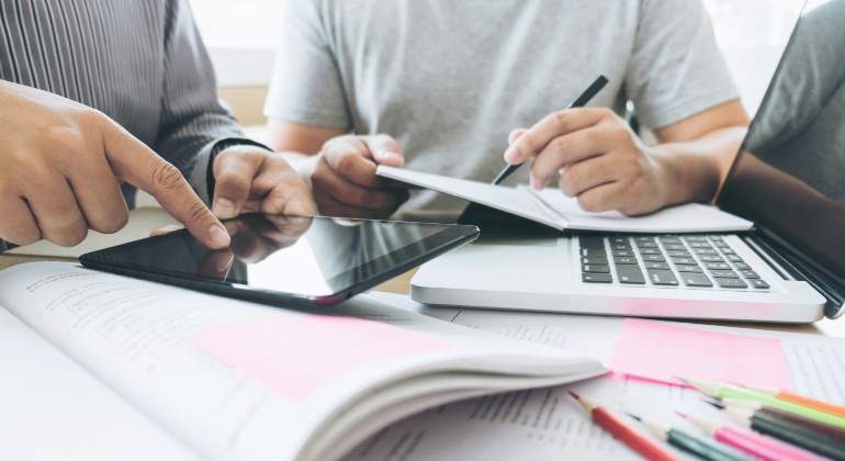 estudiantes-colaborando-juntos-en-una-tarea.jpg