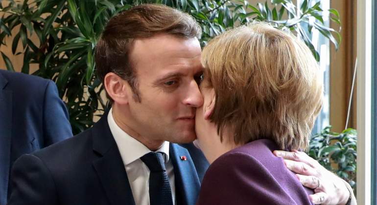 merkel-macron-beso.jpg