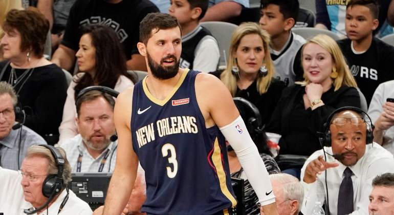 mirotic-pelicans-spurs-efe.jpg
