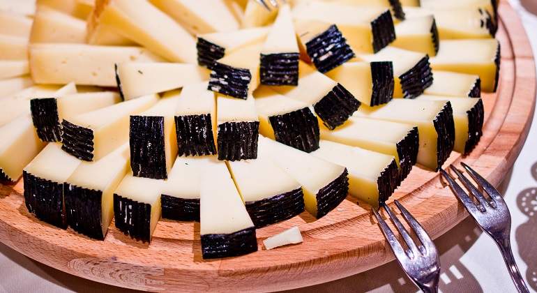 Tabla-llena-de-trozos-de-queso-iStock.jpg
