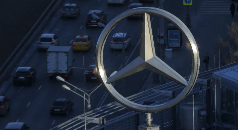 daimler-mercedes-logo-reuters.jpg