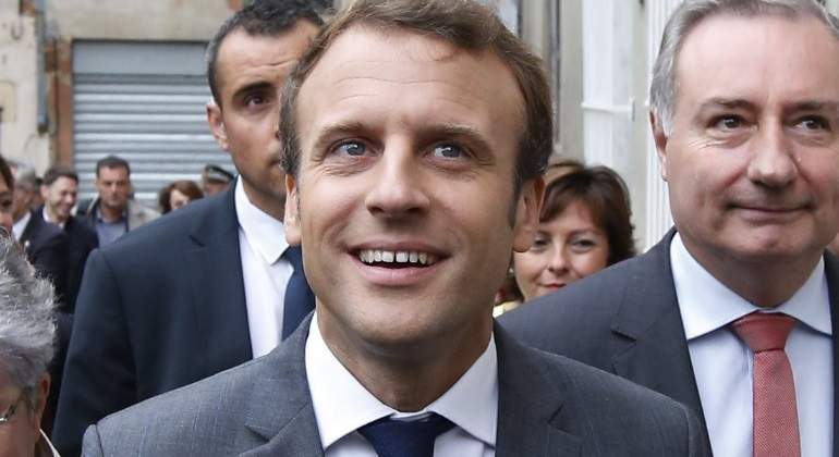 macron-camina-calle.jpg