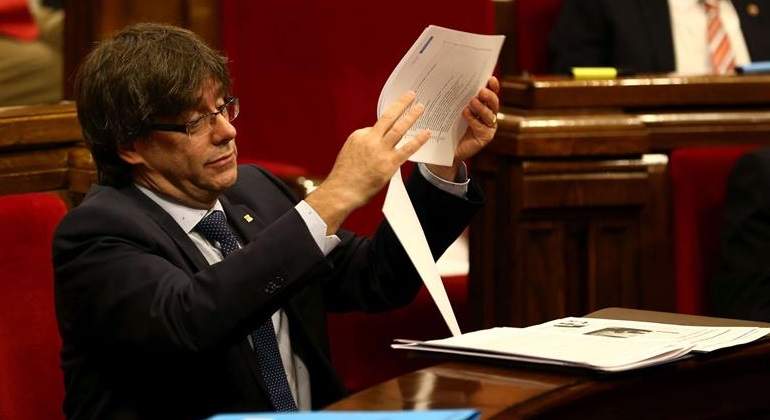 puigdemont-papel-parlament-reuters.jpg