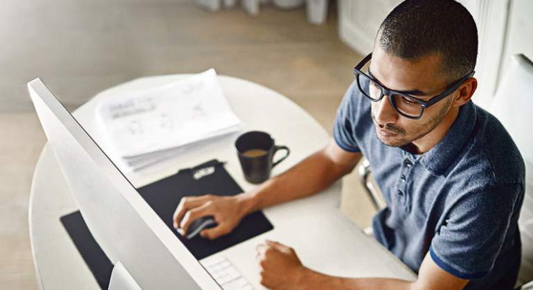 hombre-gafas-teletrabajo-istock.jpg