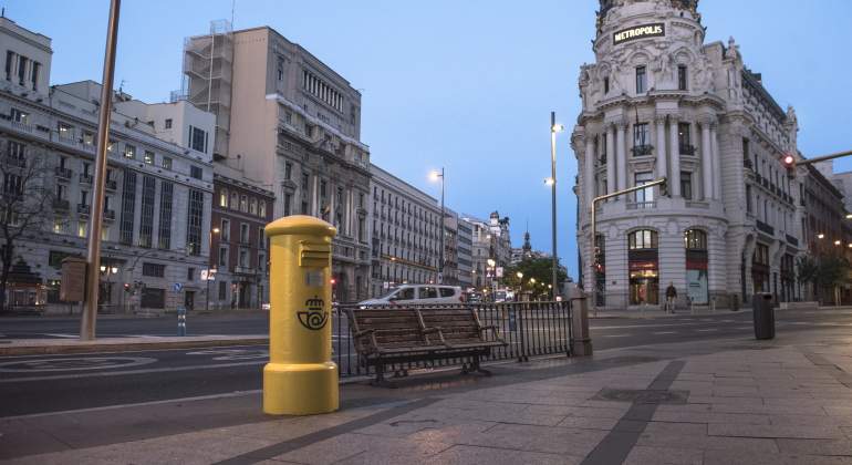 Un buzn de Correos en la Gran Va de Madrid