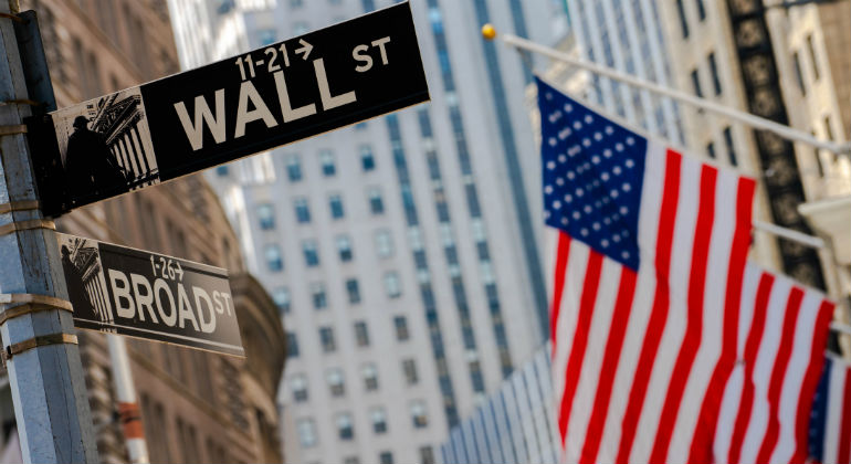 wall-street-banderas-istock.jpg
