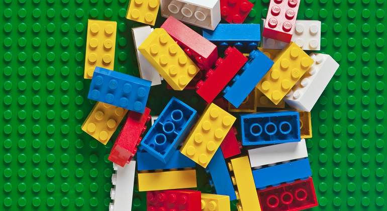 Diferentes-piezas-de-LEGO-iStock.jpg