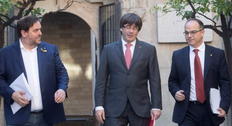 junqueras-puigdemont-turull-24oct17-efe.jpg