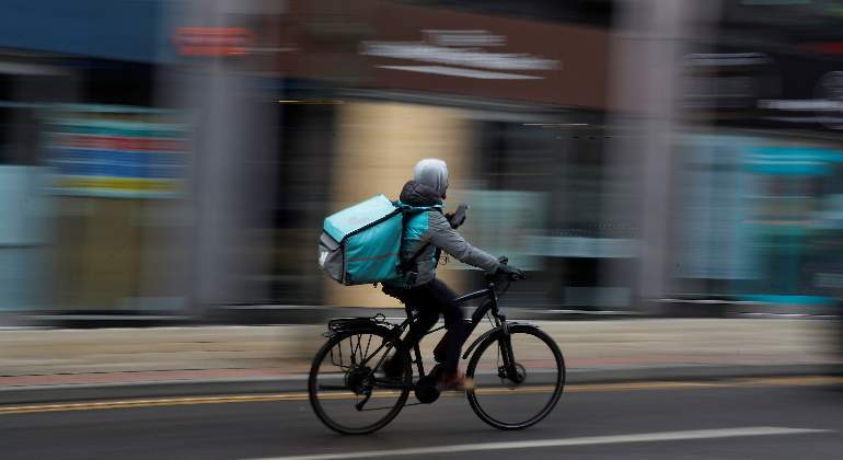 repartidor-rider-deliveroo-bici-manchester-8marzo2021-reuters-770x420.jpg