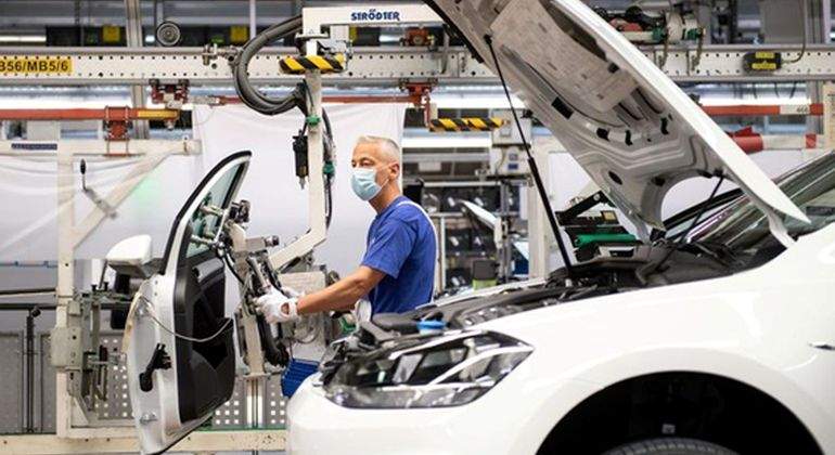 trabajador-fabrica-industria-pandemia.jpg