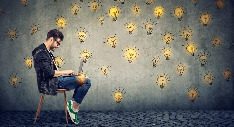 emprendedor-ordenador-idea-bombillas-770-dreamstime.jpg