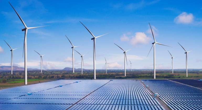 770-420-paneles-solares-turbinas-energia-renovable-istock.jpg