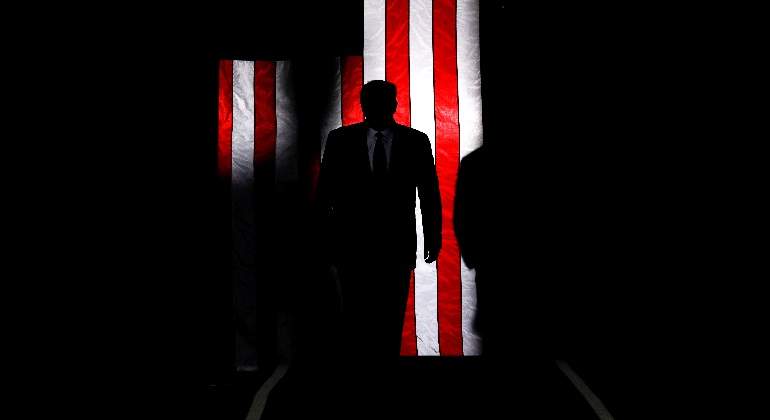 donald-trump-sombra-oscuro-bandera-eeuu-reuters-770x420.jpg