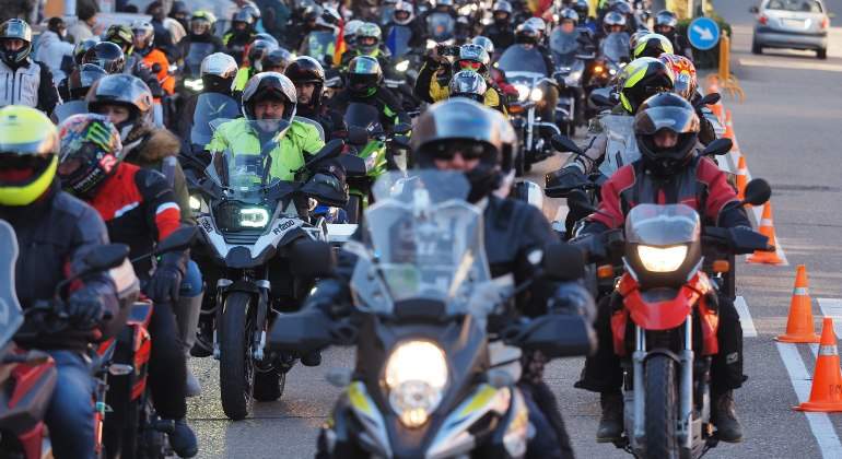EuropaPress_4196496_desfile_banderas_40_edicion_concentracion_motorista_invernal_pinguinos-1.jpg