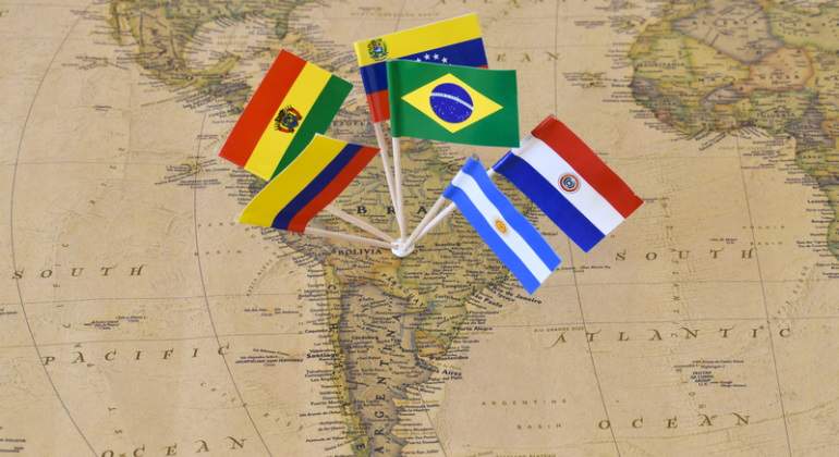 Mapa de Amrica Latina con varias banderas saliendo de Brasil