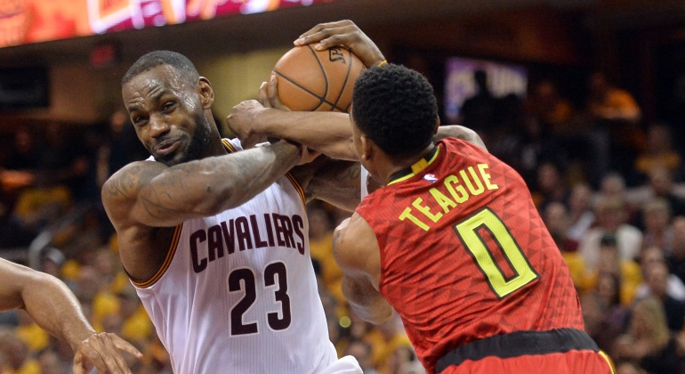 LeBron-rebote-2016-Hawks-Reuters.jpg