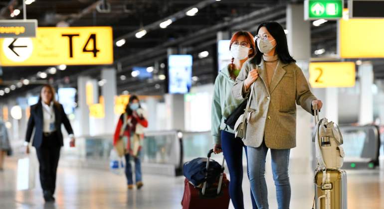 coronavirus-aeropuerto-schipol-holanda-viajeros-mascarilla-reuters.jpg