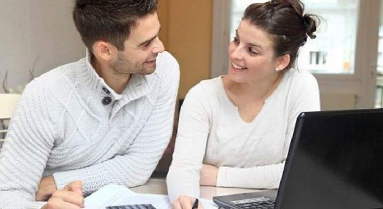 700x420_pareja-facturas-sonrie-getty.jpg