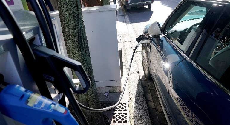 coche-electrico-punto-recarga.jpg