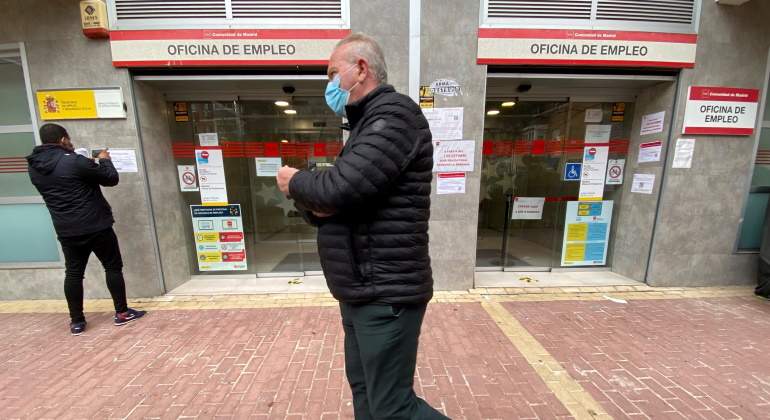 hombre-camina-oficina-empleo-madrid-ep.jpg