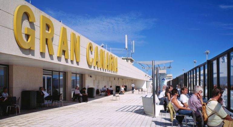 Aeropuerto de Canarias con gente esperando
