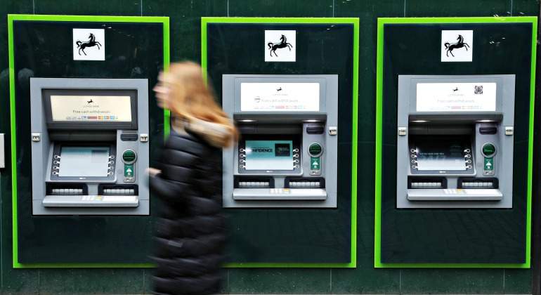 lloyds-cajeros-banco-770-reuters.jpg