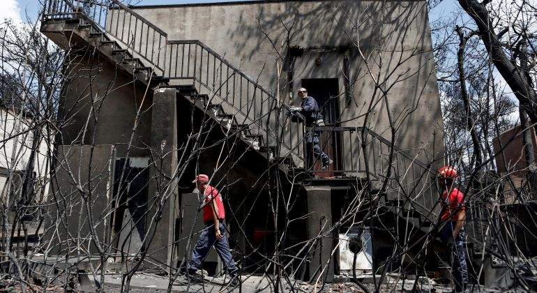 grecia-incendio-casa-bomberos-efe.jpg