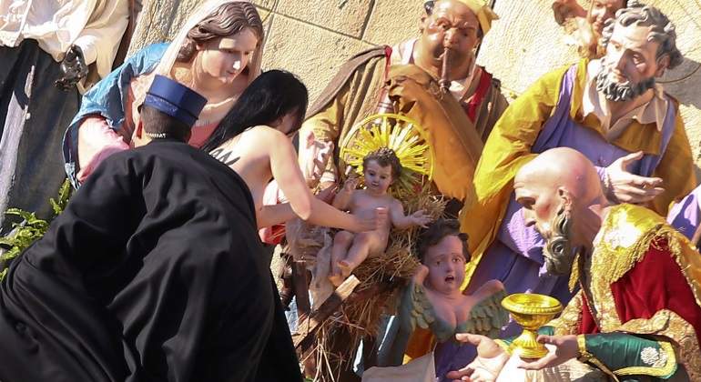 femen-vaticano-belen-gendarme.jpg
