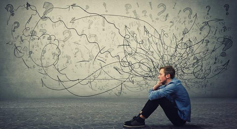Una-persona-sentada-en-el-suele-pensando-iStock.jpg