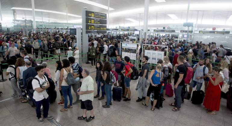 prat-viajeros-esperando.jpg