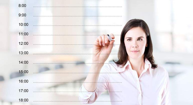 trabajador-mujer-horario-770-dreamstime.jpg