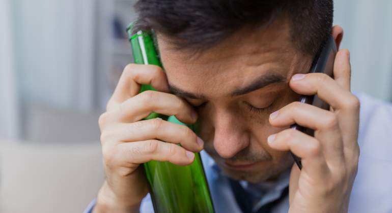alcohol-movil-lamento-dreamstime.jpg
